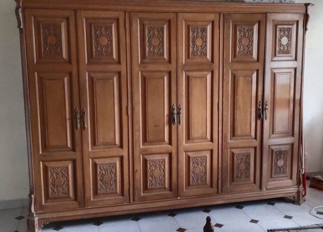 Cómoda y mesitas noche madera tallada