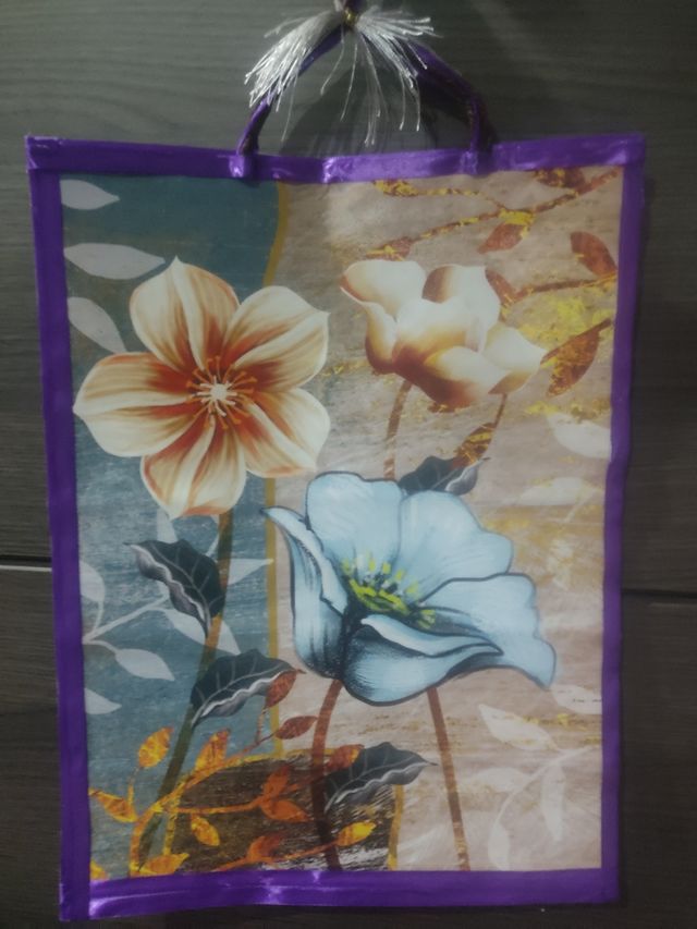 Lienzo decorativo floral con borde morado