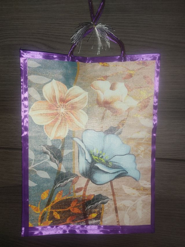 Lienzo decorativo floral con borde morado