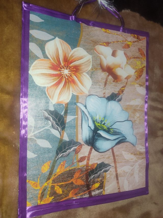 Lienzo decorativo floral con borde morado