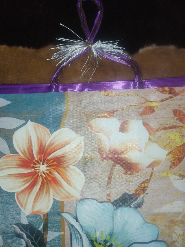 Lienzo decorativo floral con borde morado