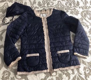 Abrigo negro + 2 chaquetas rayas y acolchada azul