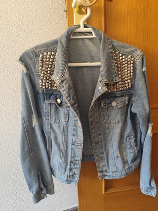 Chaqueta vaquera con tachuelas