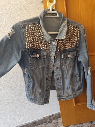 Chaqueta vaquera con tachuelas