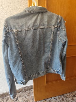 Chaqueta vaquera con tachuelas