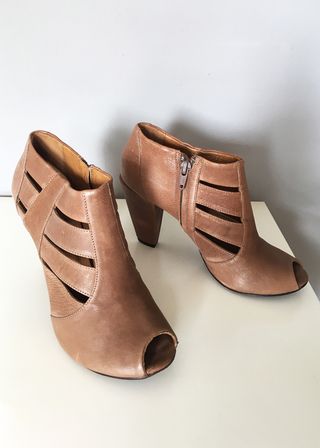 Botines peeptoes piel marrón camel talla 36
