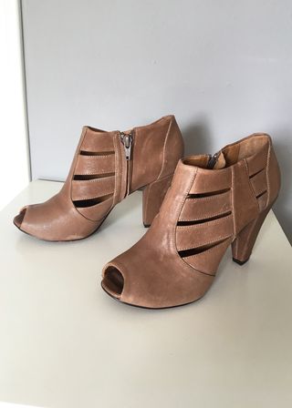 Botines peeptoes piel marrón camel talla 36