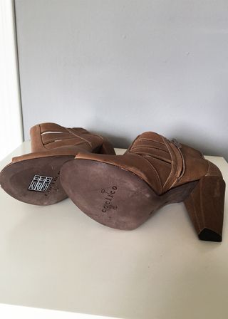 Botines peeptoes piel marrón camel talla 36