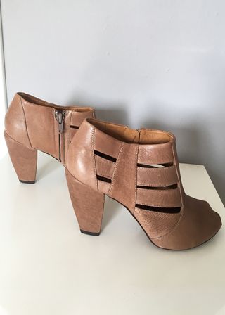 Botines peeptoes piel marrón camel talla 36
