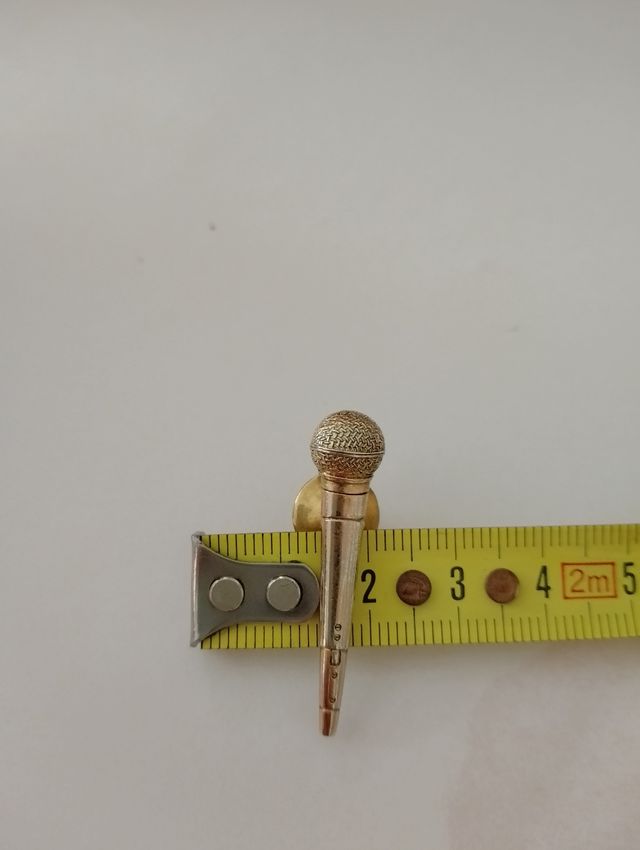 Spilla microfono cantante vintage.
 