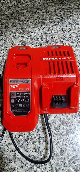 Cargador rápido milwaukee 18V 