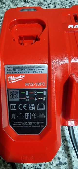 Cargador rápido milwaukee 18V 