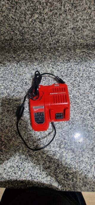 Cargador rápido milwaukee 18V 