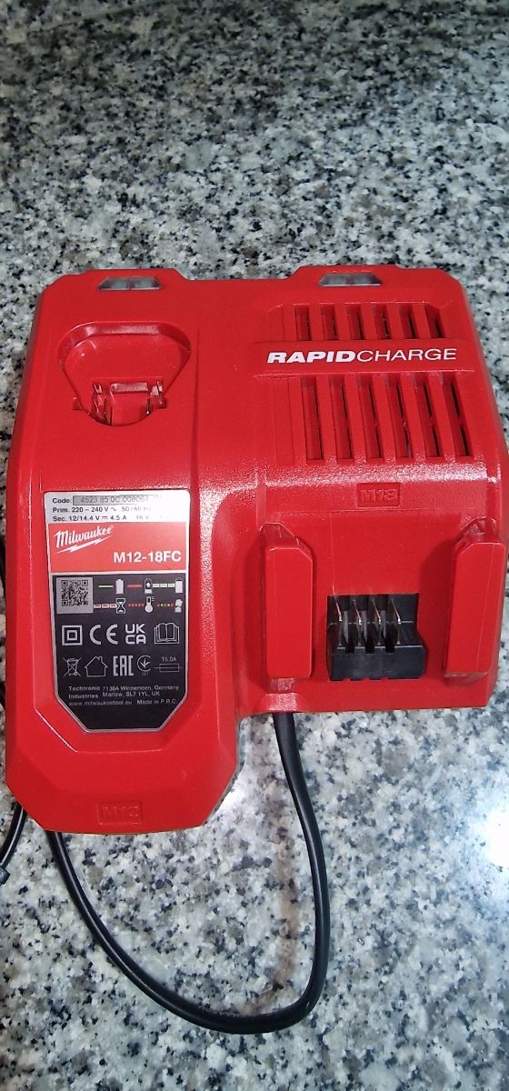 Cargador rápido milwaukee 18V