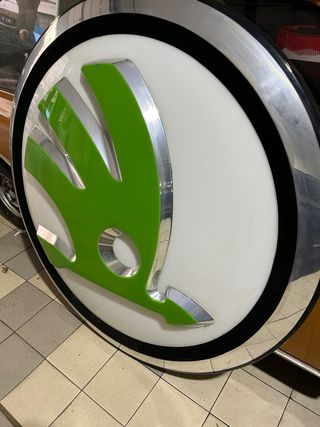 Impecable !!! Cartel luminoso logotipo SKODA.
