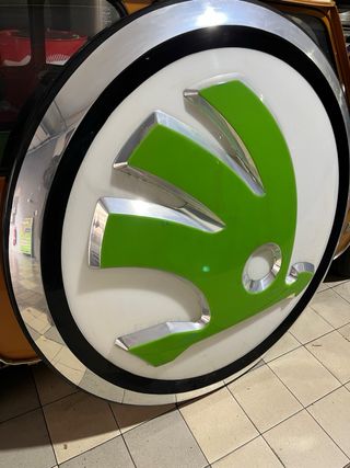 Impecable !!! Cartel luminoso logotipo SKODA.
