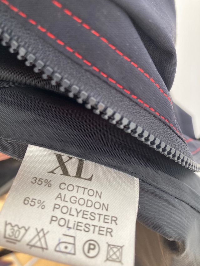 Gabardina vintage azul marino con detalles rojos