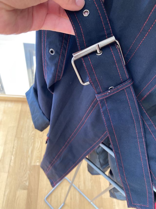 Gabardina vintage azul marino con detalles rojos