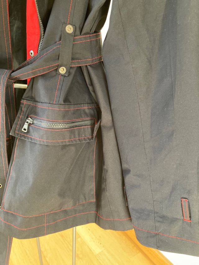 Gabardina vintage azul marino con detalles rojos