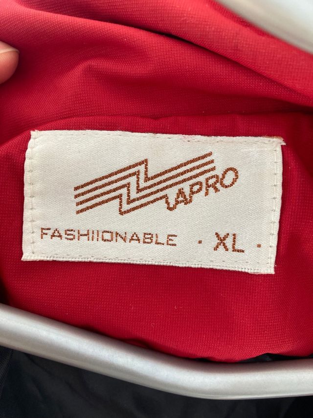 Gabardina vintage azul marino con detalles rojos