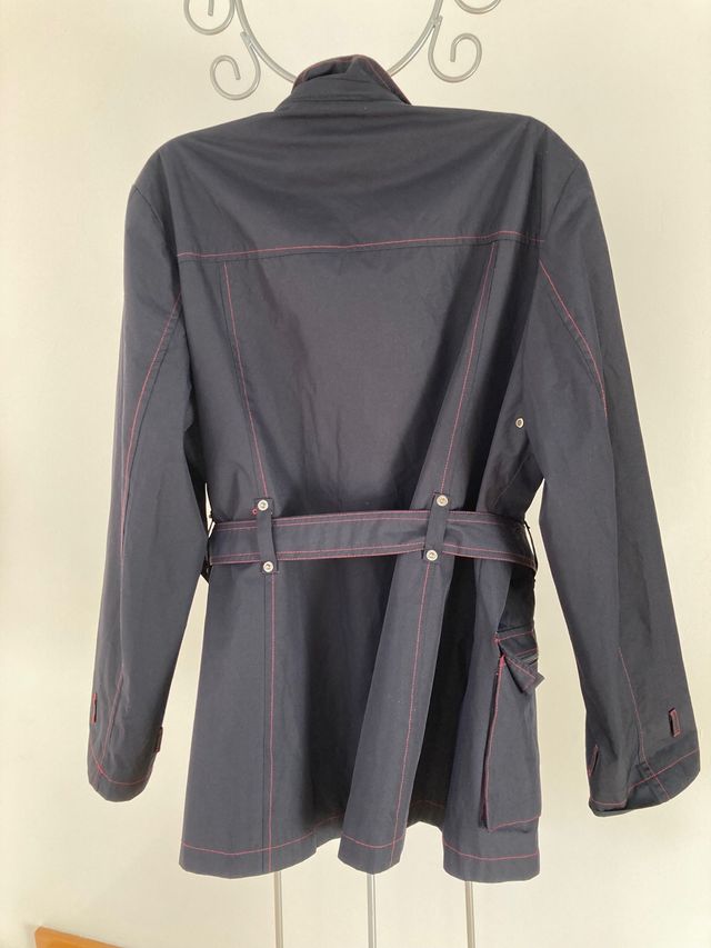 Gabardina vintage azul marino con detalles rojos