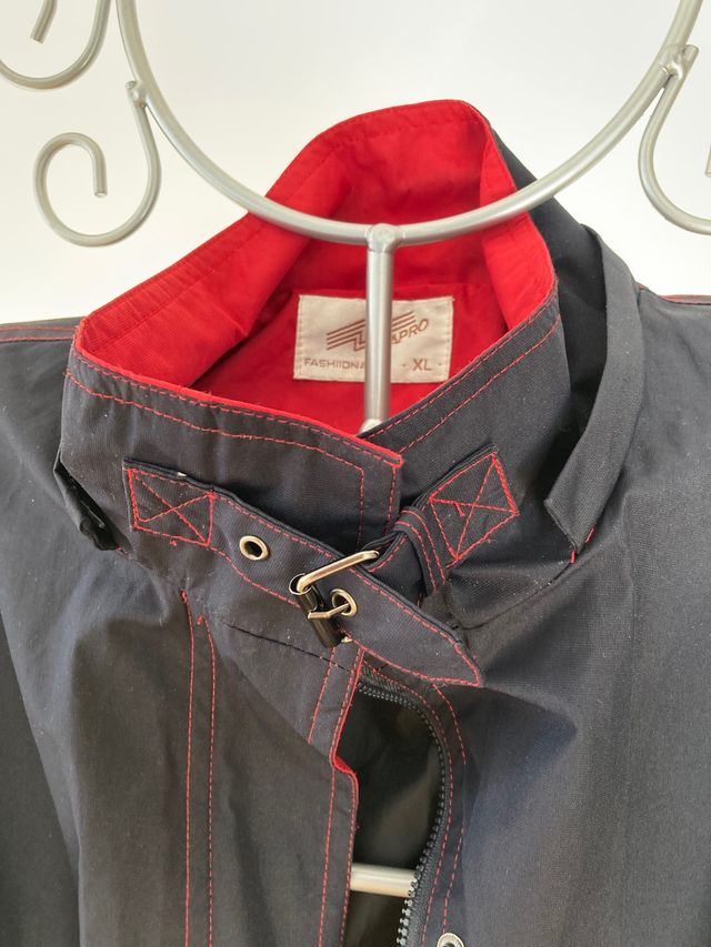 Gabardina vintage azul marino con detalles rojos