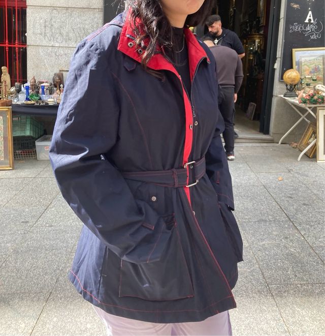 Gabardina vintage azul marino con detalles rojos