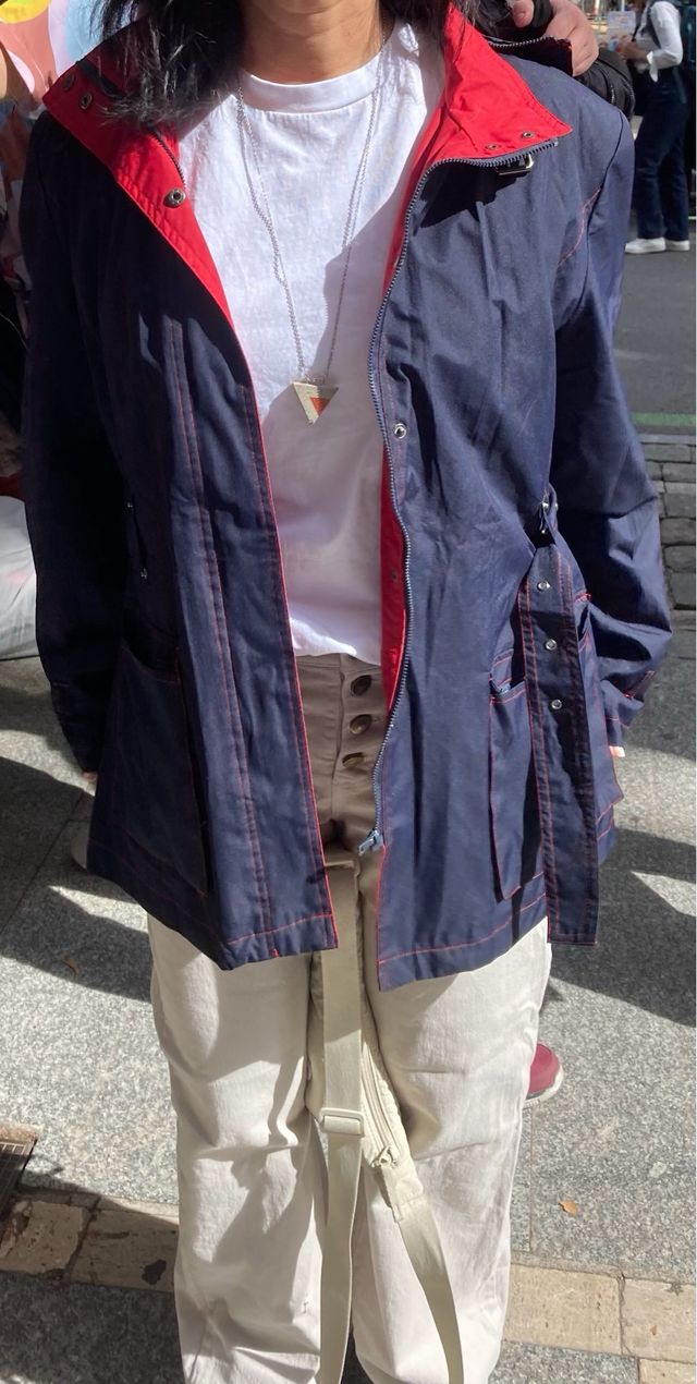 Gabardina vintage azul marino con detalles rojos