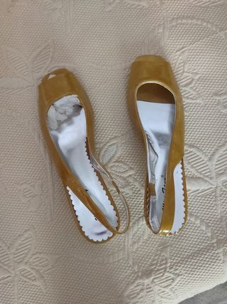 Zapatos charol mostaza