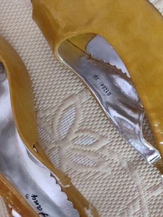 Zapatos charol mostaza