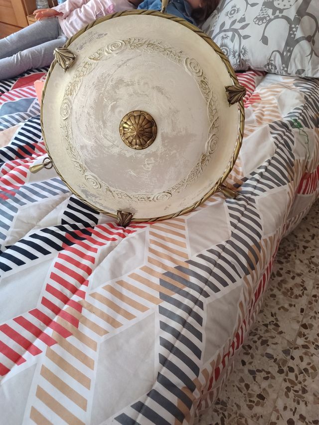 Lámpara techo vintage dorada, le falta el gancho q