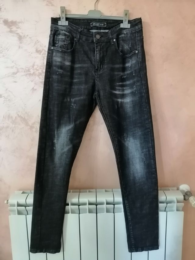 Jeans uomo colore scuro effetto strappato.