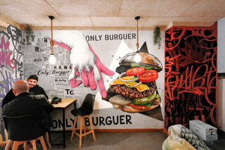 Grafitero PINTOR arte urbano muralista escaparates