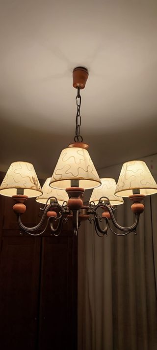 Lampara de bronce y madera