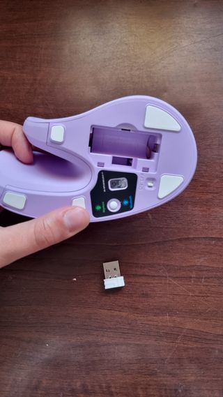 Seenda Ratón ergonómico con jiggler  Ratón vertical inalámbrico con conexión multidispositivo Bluetooth o USB reduce la tensión de la muñeca clic silencioso compatible con PC portátil Mac