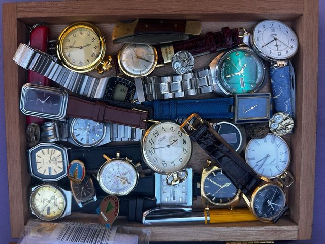 Lote de mas de 20 relojes unos funcionan otros no 