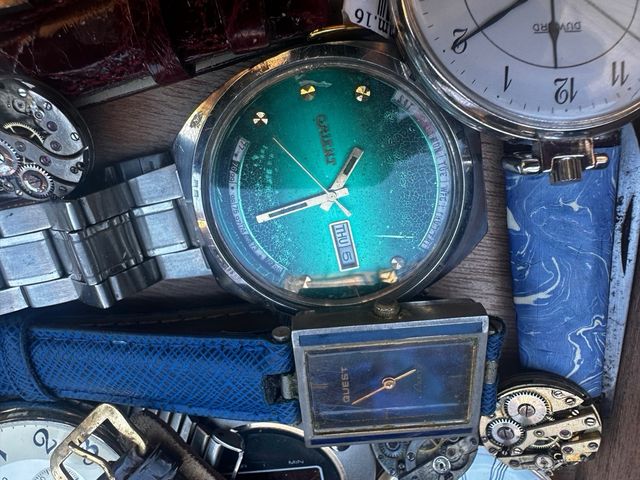 Lote de mas de 20 relojes unos funcionan otros no 