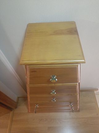 Pirámide cajonera y mesitas de noche