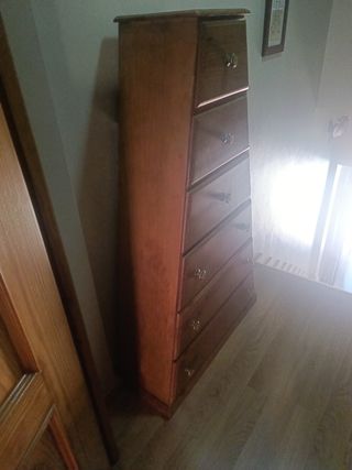 Pirámide cajonera y mesitas de noche