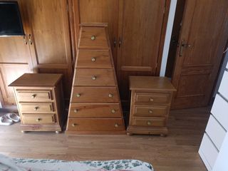 Pirámide cajonera y mesitas de noche