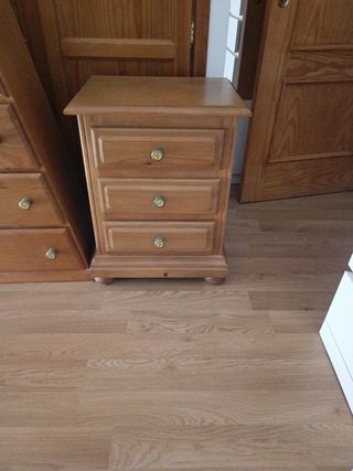 Pirámide cajonera y mesitas de noche