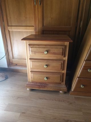 Pirámide cajonera y mesitas de noche