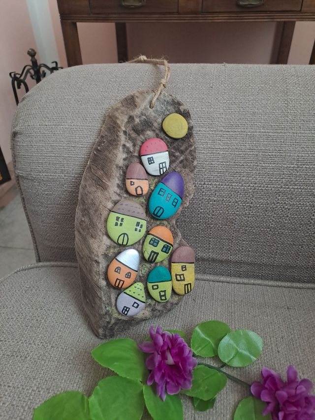 Villaggio di sassi dipinto a mano