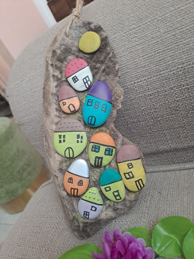 Villaggio di sassi dipinto a mano