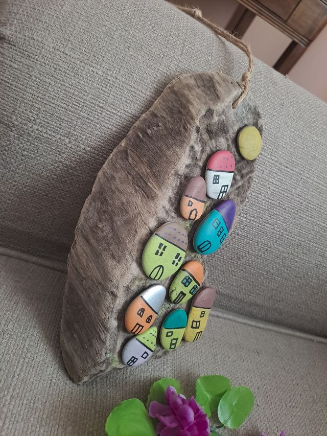 Villaggio di sassi dipinto a mano