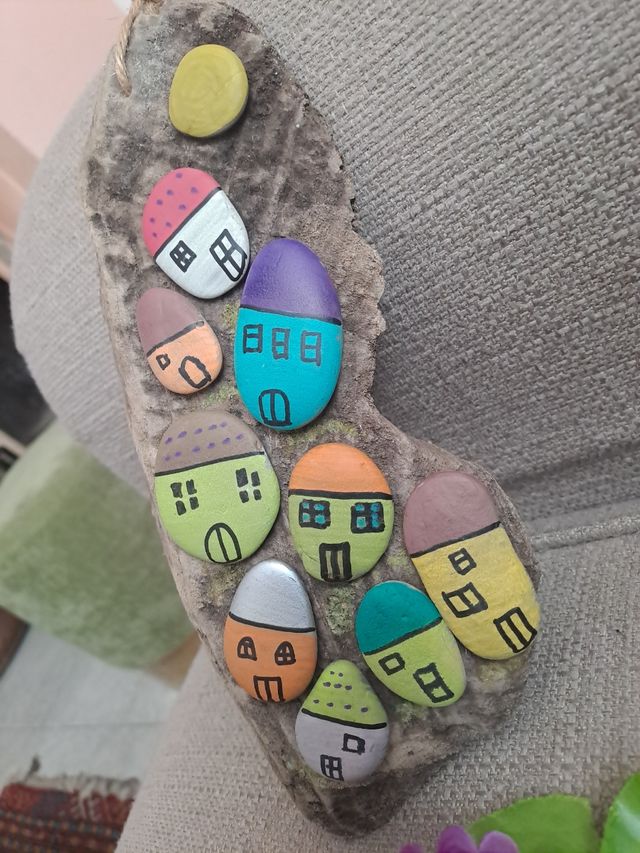 Villaggio di sassi dipinto a mano