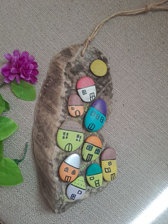 Villaggio di sassi dipinto a mano