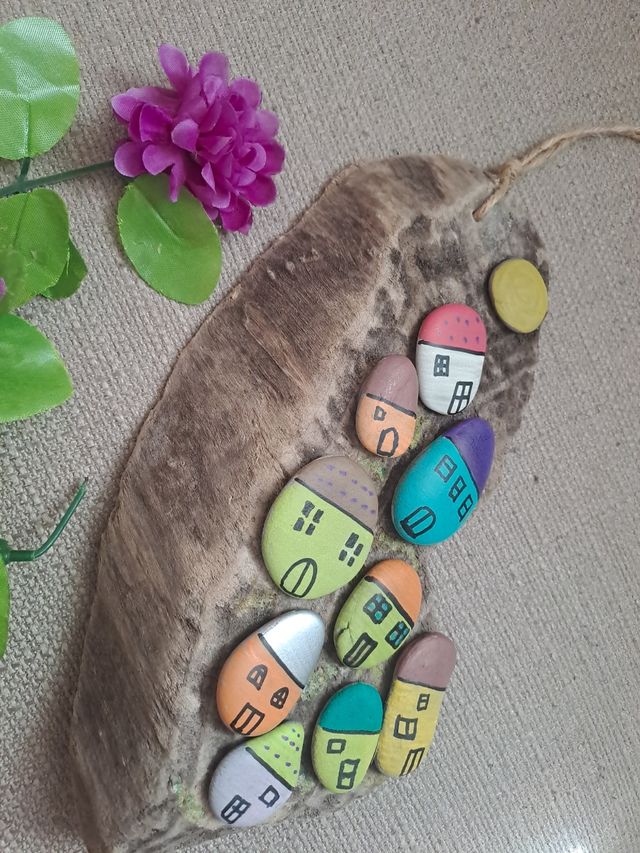 Villaggio di sassi dipinto a mano