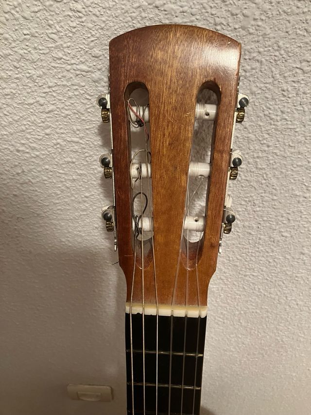 Guitarra , marca Raimundo