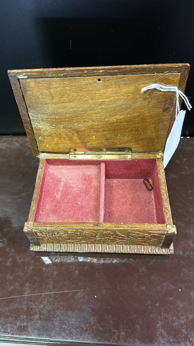 Caja música madera tallada